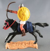 Timpo - Viking - Cavalier Archer (brun) jupe blanche bouclier jaune selle bleue cheval noir galop (long)