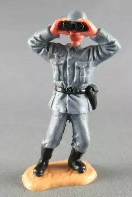 Timpo - WW2 - Allemands - 2�me s�rie (t�te & casque monobloc) - Officier (jumelles) jambes pench�es vers la gauche