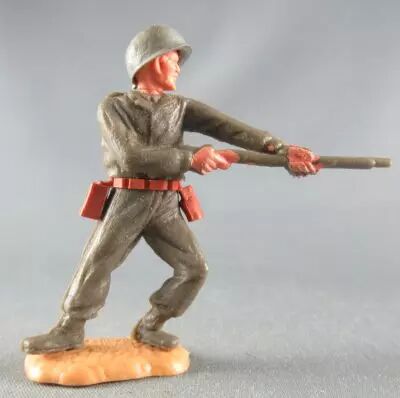 Timpo - WW2 - Am�ricains - 1�re s�rie - Tireur fusil poitrine jambes pli�es vers la gauche socle sable