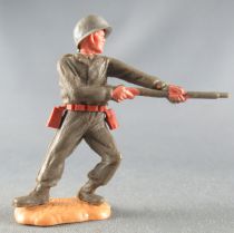 Timpo - WW2 - Americans - 1st series - Firing rifle waist standing leaning to the left legs sand base