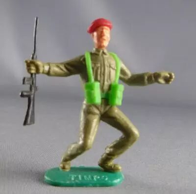 Timpo - WW2 - Anglais (Paras B�ret Rouge) - 1�re s�rie - Les 2 bras tendus (fusil) jambes pli�es vers la gauche