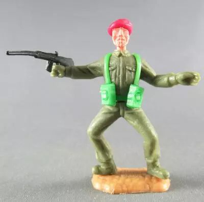 Timpo - WW2 - Anglais (Paras B�ret Rouge) - 1�re s�rie - Les 2 bras tendus (fusil) les 2 jambes pli�es