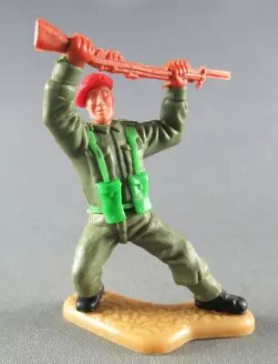 Timpo - WW2 - Anglais (Paras B�ret Rouge) - 2�me s�rie - Fusil au dessus de la tete jambes pech�es vers l\'arri�re