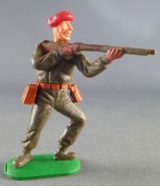Timpo - WW2 - Kaki Soldiers with Red Beret - Firing rifle leaning to the left legs