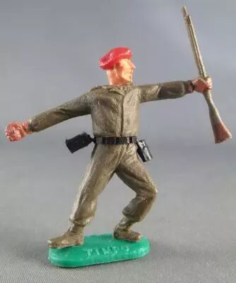 Timpo - WW2 - Soldats Kaki B�ret Rouge - Grenade & fusil les 2 jambes pench�es vers la gauche