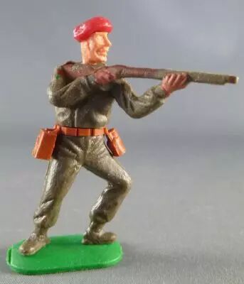 Timpo - WW2 - Soldats Kaki B�ret Rouge - Tireur fusil poitrine les 2 jambes pench�es vers la gauche