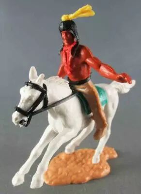Timpo Indiens 3�me s�rie (t�te 3 pi�ces - ceinture �tui) Cavalier Les bras tendu (couteau) jambes Beiges Plume Jaune Cheval Blan