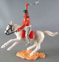 Timpo Indiens 3ème série (tête 3 pièces - ceinture pagne) Cavalier bras droit levé tendu (tomahawk) jambes grises cheval blanc g