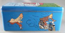 Tintin - Boite à gâteaux rectangulaire Delacre - Milou accroché à l\'arrière d\'une voiture