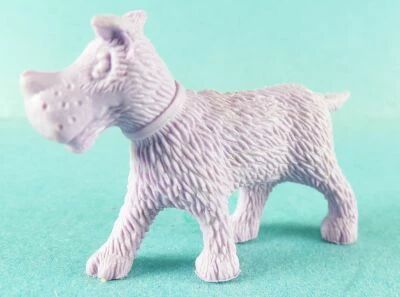 Tintin - Premium Monocolor Figure Esso Belgium - Gustav the Dog (Purple)