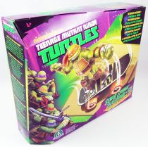 TMNT Tortues Ninja (Nickelodeon 2012) - Sewer Spinnin\' Skateboard & Stunt Ramp