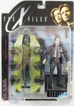X-Files - McFarlane Toys - Agent Fox Mulder with Cryopod Chamber
