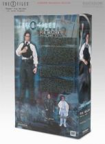 X-Files - Sideshow Collectibles 12\'\' Action figure - \'\'Home\'\' Fox Mulder